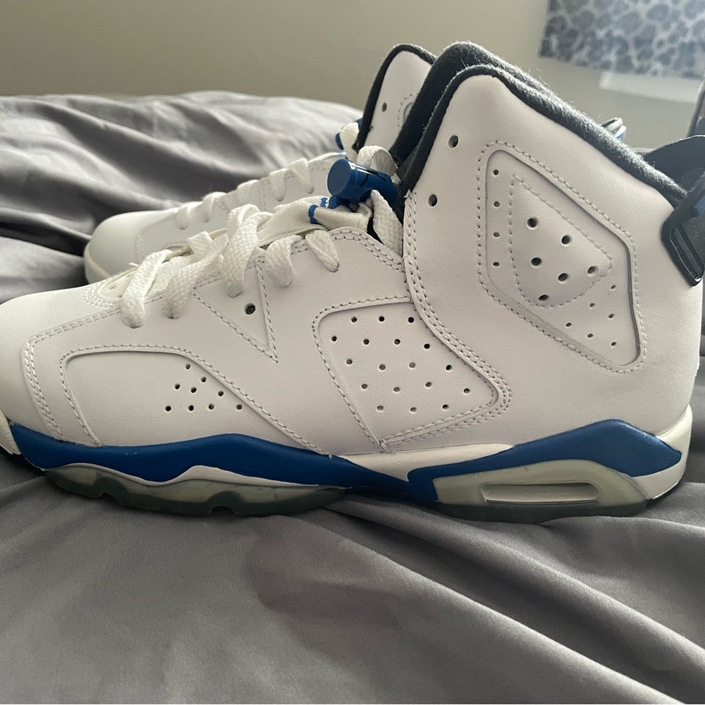 BRAND NEW JORDAN RETRO 6 💙 6.5 Youth or Women’s 8